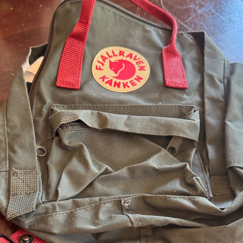 Kånken mini dark gray/green Backpack with Red Accents